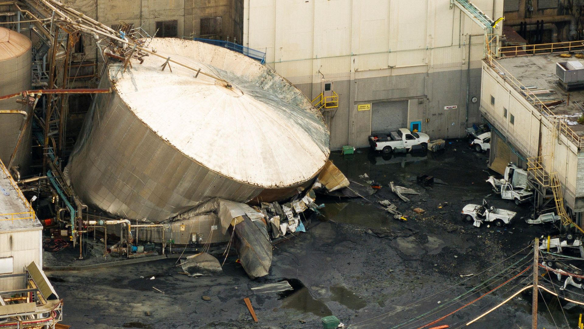 One killed, nine missing as 3.4m-litre chemical tank implodes in US